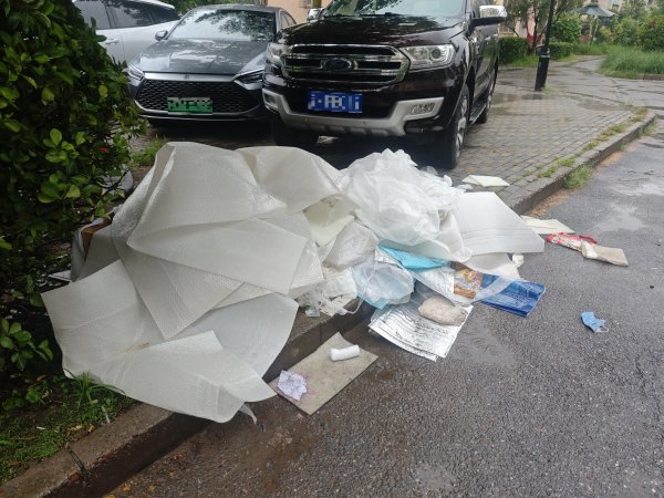 股天乐 “随手一扔” 楼门前成垃圾堆